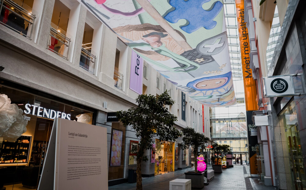 Galerijā Centrs atklāta vides instalācija "Loriņš un Galantērija" Rīdzenes ielas garumā