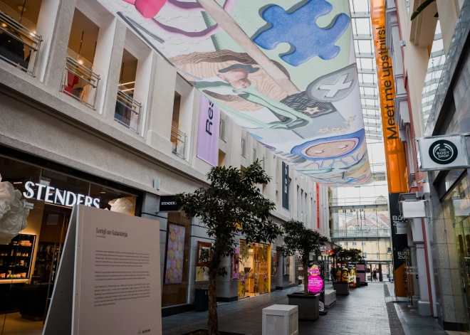 Galerijā Centrs atklāta vides instalācija "Loriņš un Galantērija" Rīdzenes ielas garumā