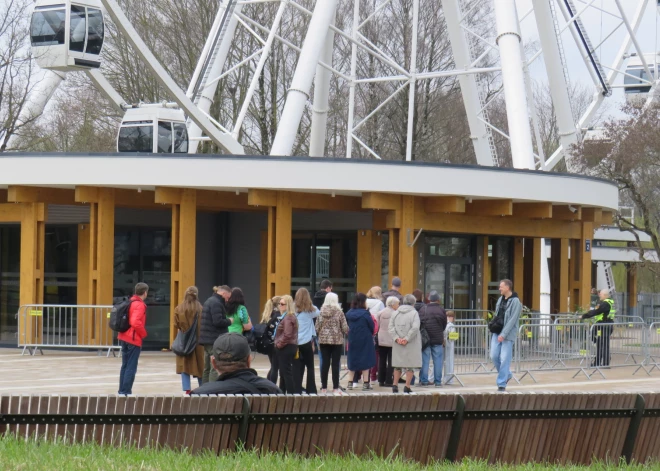 ФОТО: Без ажиотажа! Рижское колесо обозрения начало свое вращение