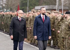 Министры обороны Латвии и Польши Андрис Спрудс и Владислав Косиняк-Камыш на Адажской базе.