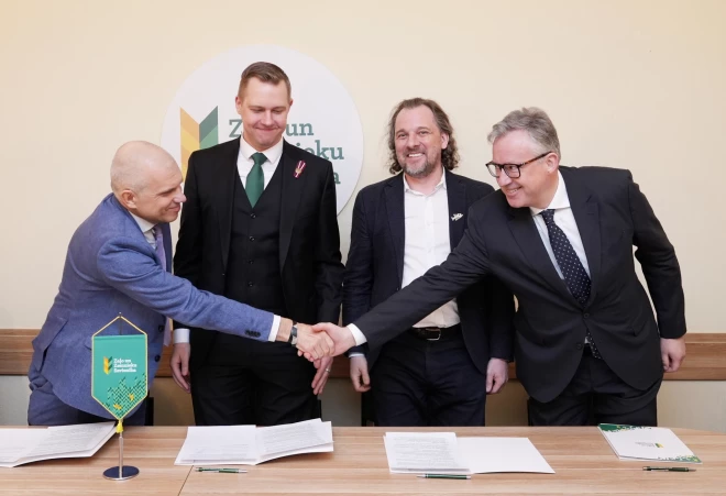 Latvijas Tirdzniecības un rūpniecības kameras padomes prezidents Aigars Rostovskis (no kreisās), Zaļo un Zemnieku savienības (ZZS) Saeimas frakcijas priekšsēdētājs Harijs Rokpelnis, Latvijas Darba devēju konfederācijas prezidents Andris Bite un Finanšu nozares asociācijas valdes priekšsēdētājs Uldis Cērps ZZS Saeimas frakcijā pēc uzņēmēju piedāvātā memoranda parakstīšanas par publiskās pārvaldes izdevumu samazināšanu par vismaz 850 miljoniem eiro.