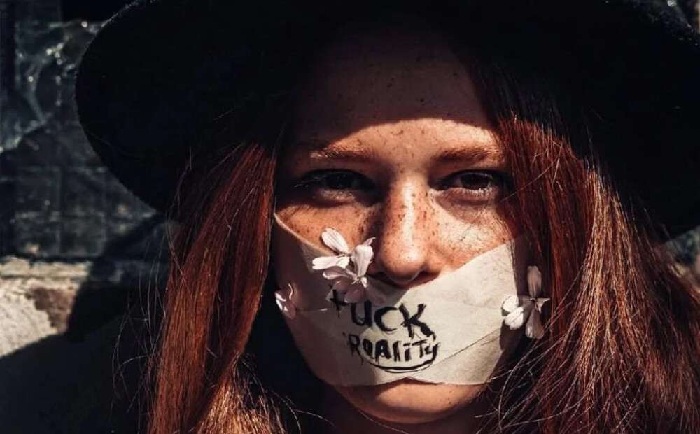 Šova "Caur ērkšķiem uz..." dalībniece debitē ar dziesmu, kas sasniegusi miljoniem skatījumu “TikTok"