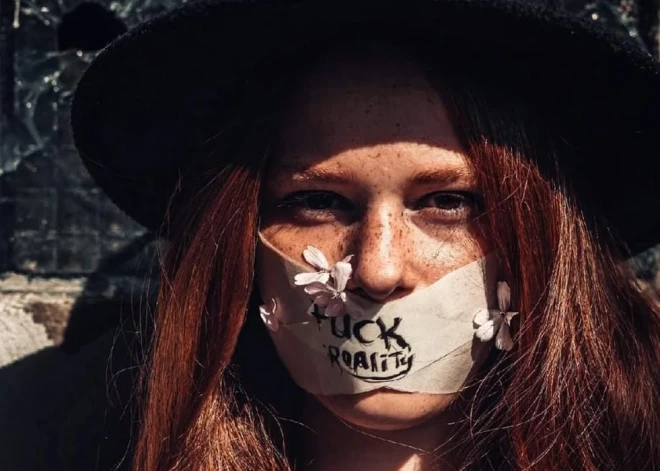 Šova "Caur ērkšķiem uz..." dalībniece debitē ar dziesmu, kas sasniegusi miljoniem skatījumu “TikTok"