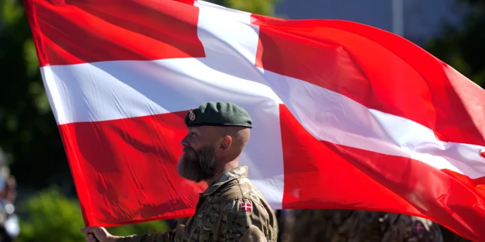 Šāda Krievijas reakcija seko pēc Dānijas Aizsardzības spēku pārstāvja ģenerālleitnanta Pētera Boisena intervijas Dānijas sabiedriskajā televīzijā “TV2”. Tajā viņš pauda, ka Dānija apsver iespēju nosūtīt nelielas, neapbruņotas karavīru grupas uz Ukrainu, īstermiņa apmācībām bezpilota lidaparātu izmantošanā.