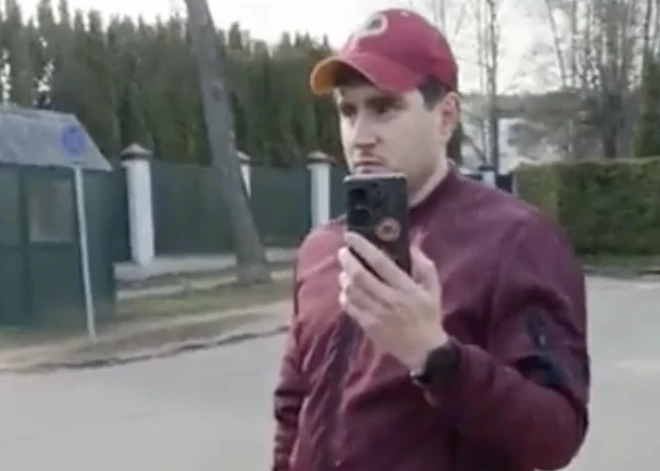 Krievijas vēstniecībā Viļņā atrod FSB virsnieku — viņš parādījās sadursmē ar blogeri, kurš protestēja pret krievu asiņaino uzbrukumu Sumos