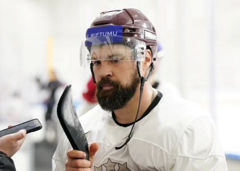 Latvijas hokeja izlases kapteinis Kaspars Daugaviņš uzskata, ka Krievijai nebūtu jābūt olimpiskajās spēlēs, bet gadījumā, ja tā tiks pielaista, lēmumu par Latvijas komandu būtu jāpieņem valstiskā līmenī, nevis pašiem sportistiem.