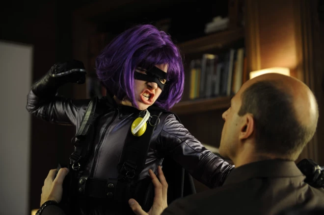 Hloja Greisa Moreca 2010. gadā iznākušajā filmā “Kick-Ass: Jaunie supervaroņi”.