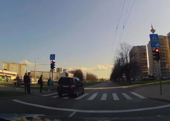 ВИДЕО: "Я таких, как ты, знаешь, сколько убил" - в Риге пожилой водитель едва не сбил пешеходов и угрожал очевидцу