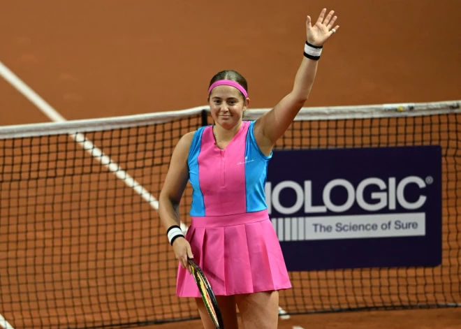 Aļona Ostapenko iekļūst Štutgartes "WTA 500" sērijas turnīra ceturtdaļfinālā, kur viņu eksaminēs Iga Švjonteka