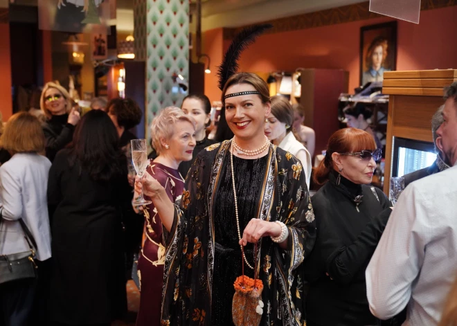FOTO: 20. un 30. gadu mākslas mīļi pulcējas uz izstādes "Es mīlu Art Deco" atklāšanu modes muzejā