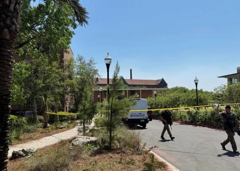 Policisti slaktiņa vietā Floridas Štata universitātē (foto: Scanpix / AP)