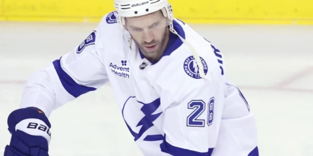 Latvijas uzbrucējs Zemgus Girgensons ceturtdien NHL mačā vienreiz meta pa pretinieku vārtiem.