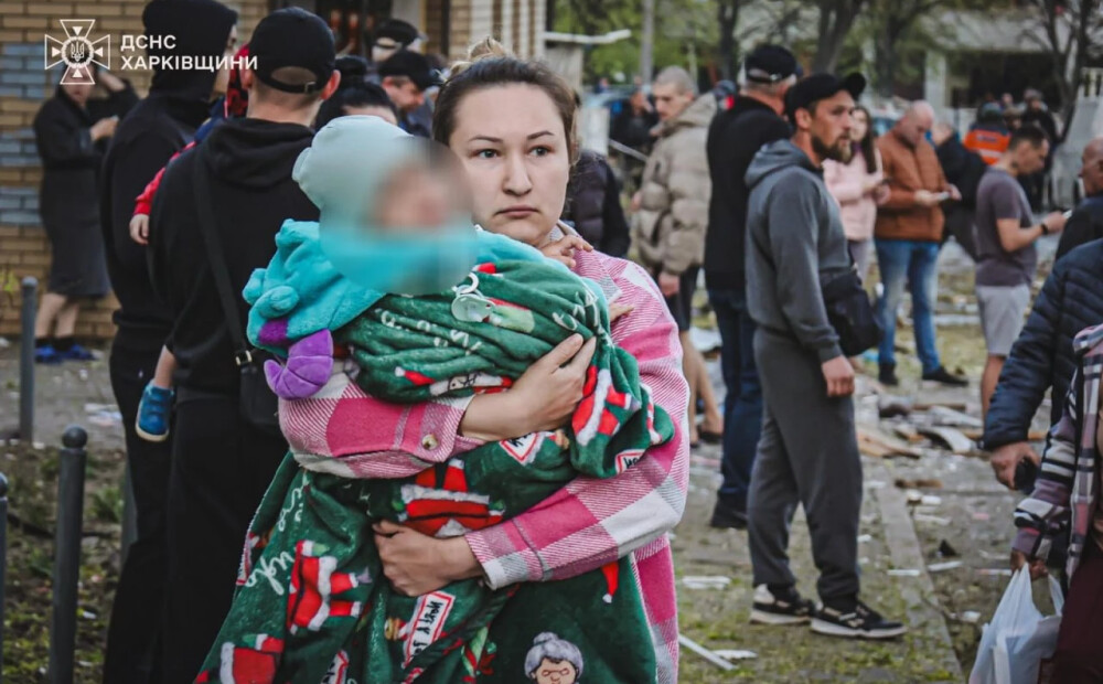 FOTO, VIDEO: Krievija veikusi triecienu pa blīvi apdzīvotu Harkivas rajonu - ievainoti vairāk nekā 70 cilvēki