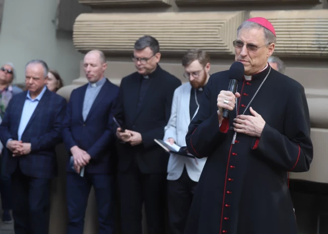 Pasākumā pulcējās dažāda vecuma ļaudis, tostarp bērni, kā arī sabiedrībā zināmi cilvēki, Nacionālo bruņoto spēku un NATO valstu karavīri.