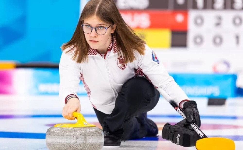 Latvijas kērlingistes piedzīvo zaudējumu pasaules junioru čempionāta mačā