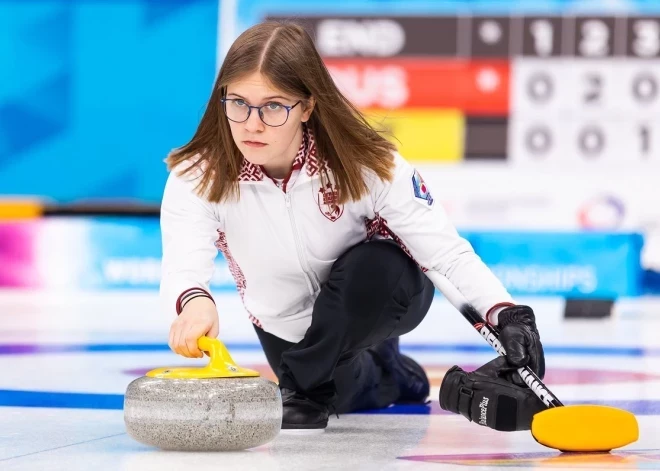 Latvijas kērlingistes piedzīvo zaudējumu pasaules junioru čempionāta mačā