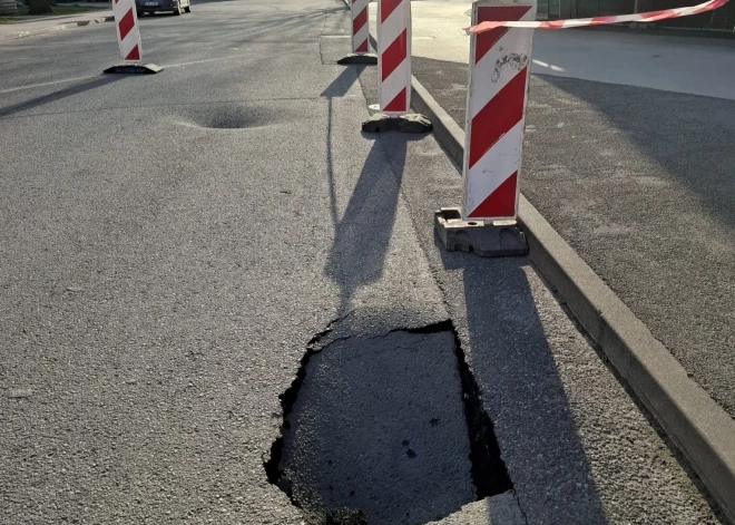 Pie Liepājas koncertzāles iegrimis asfalts