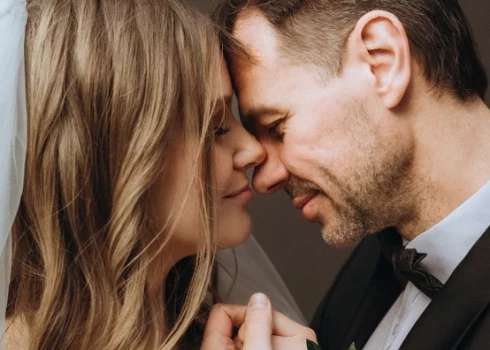 Pāris apprecējās 14. aprīlī.