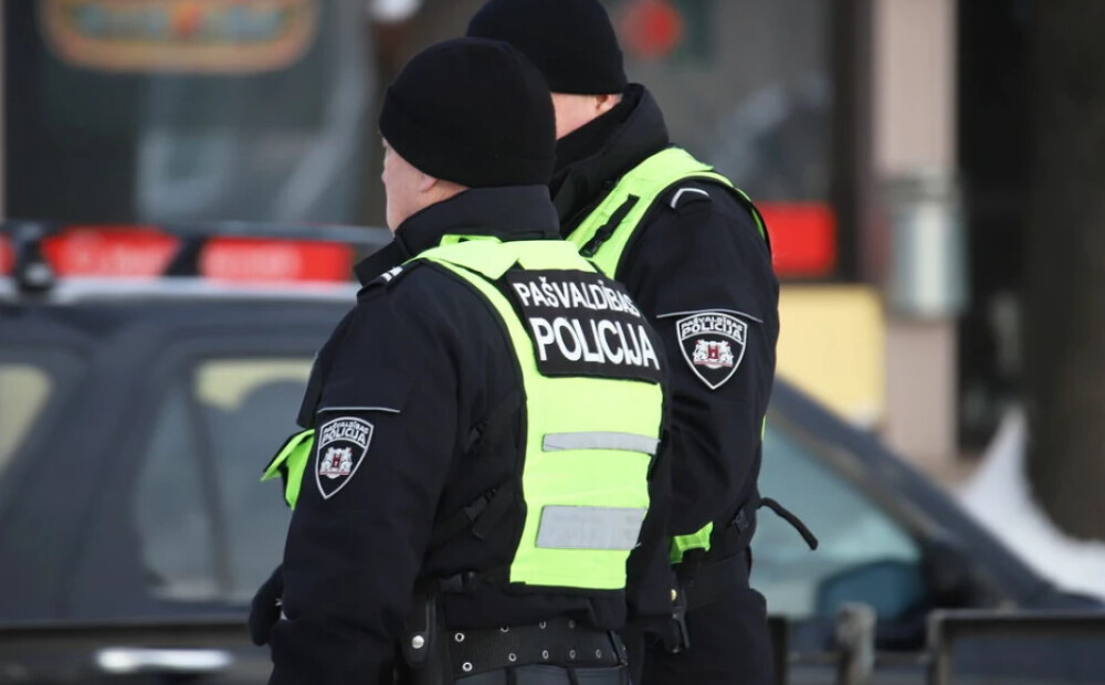 Sākta parakstu vākšana par policijas palīgu tiesībām izmantot rokudzelžus un kameras