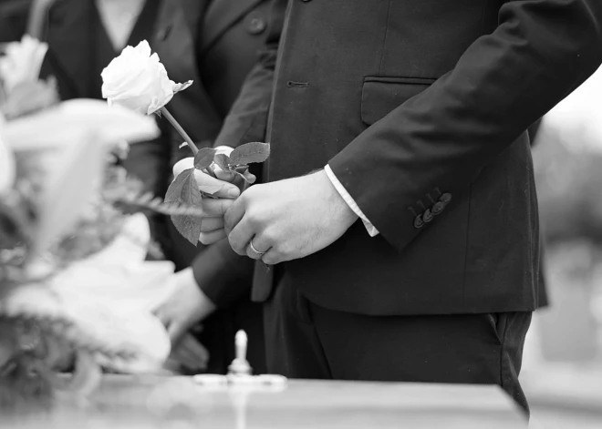 Kā rīkoties, ja ārzemēs gājis bojā tavs tuvinieks un vēlies viņu apbedīt dzimtenē? Skaidro Ārlietu ministrija