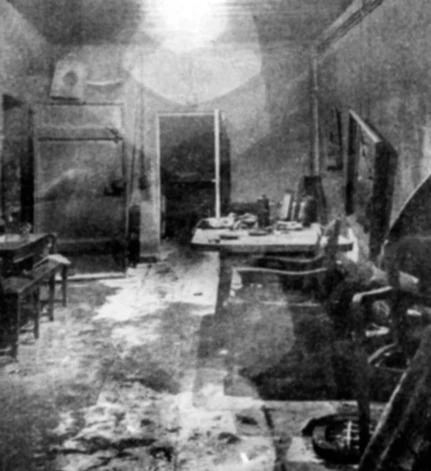 Ādolfa Hitlera pavēlniecības bunkura gruveši zem Reiha kancelejas ēkas, kurā fīrers un viņa tikko apprecētā sieva 1945. gada 30. aprīlī izdarīja pašnāvību (attēls uzņemts 1945. gada jūlijā).