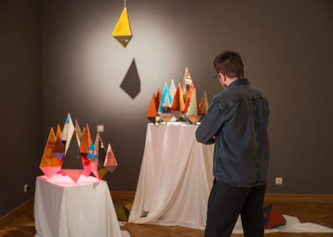 Andra Vītoliņa izstāde “Kas mīt aiz varenības?” aicina aizdomāties par 21. gadsimta digitālajiem rīkiem un sistēmām, kas arvien vairāk sāk aizvietot cilvēka domas pārākumu.