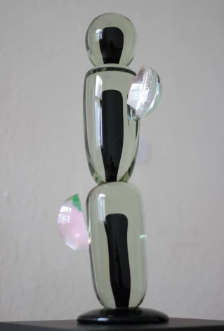 Initas Ēmanes darbs “Modulārs” (pūsts stikls, slīpēts, līmēts, 51x17x15 cm, 2023.) no izstādes “Mākslas dienas 2025. Dažādie rakursi”.