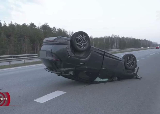 Как в боевике! После эффектных кувырков на Елгавском шоссе женщина вышла из авто сама и даже не хотела ехать в больницу