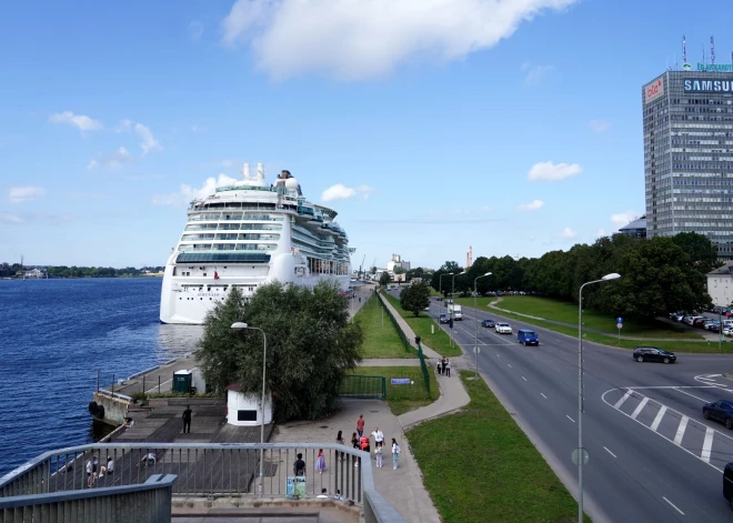 "Экономический эффект не так велик": Рига принимает круиз за круизом, но мечтает о паромах
