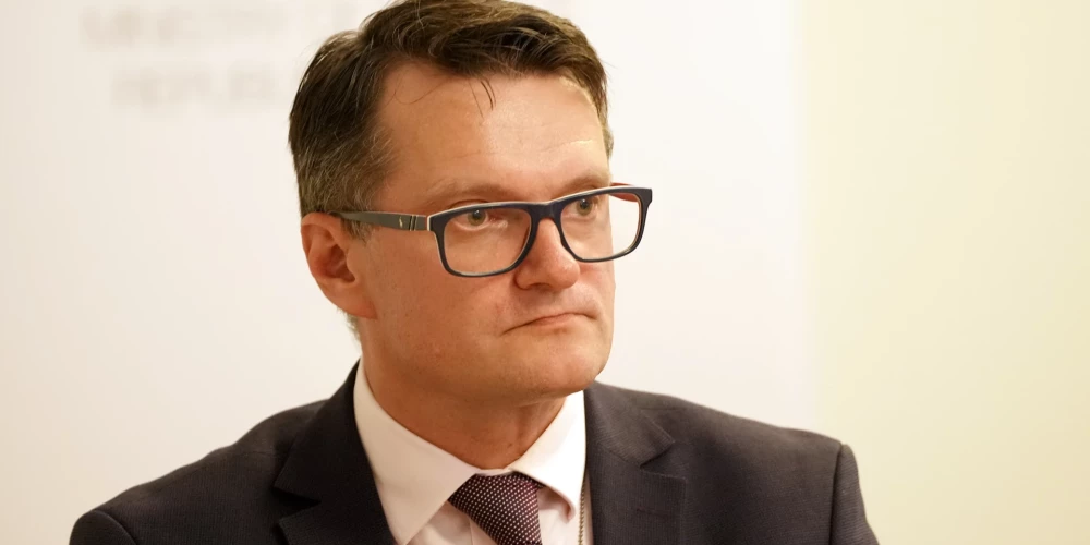 Uzņēmuma valdes priekšsēdētājs ir bijušais Aizsardzības ministrijas valsts sekretārs Jānis Garisons.