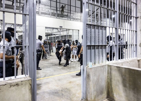 ASV deportētos iespējamos "Tren de Aragua" bandas locekļus, ieslodzīs Salvadorā.