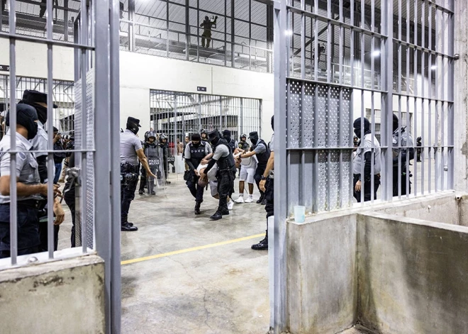 Trampa administrācija cenšas izraidīt venecuēliešus pēc 18. gadsimta kara laika likuma; ASV Augstākā tiesa bloķē deportāciju