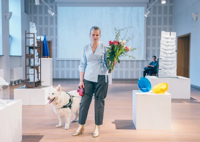 Anda Munkevica ar savu četrkājaino draugu izstādes “Vieta gaismai” atklāšanā.