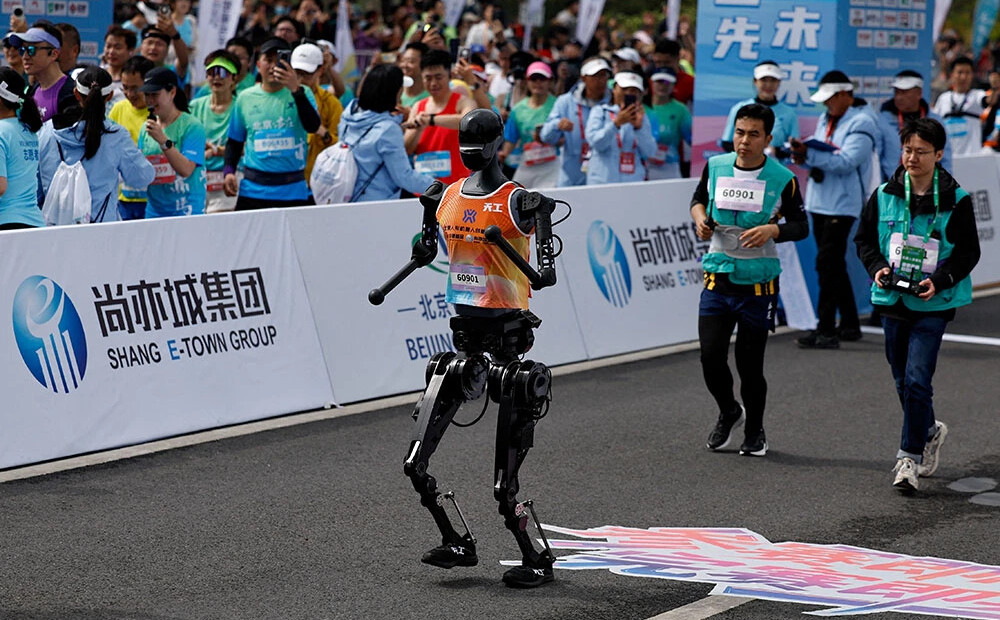Roboti pret cilvēkiem: Ķīnā noticis pirmais humanoīdu pusmaratons