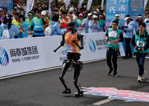 Roboti tika nostādīti pret 12 000 cilvēku dalībnieku, skrienot blakus viņiem īpaši norobežotā joslā.
