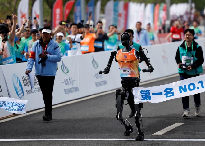 E-Town pusmaratons un humanoīdu robotu pusmaratons Pekinā pulcēja tūkstošiem dalībnieku, tostarp arī tehnoloģiju pasaules jaunpienācējus – divkājainus robotus. Šis vēsturiskais notikums bija pirmais, kurā humanoīdi roboti sacentās ar cilvēkiem 21 kilometra distancē. Lai gan cilvēki joprojām bija ātrāki, roboti pārsteidza ar savu izturību un sniegumu, paverot jaunu lappusi robotikas un sporta attīstībā Ķīnā.