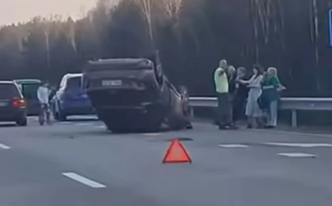 Jelgavas šoseja bija noklāta ar atlūzām un apvidus auto, kas apgāzies uz jumta.