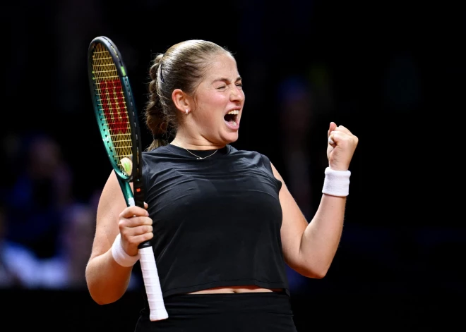 Ostapenko turpina būt lieliskās Švjontekas murgs; latviete sasniedz Štutgartes pusfinālu