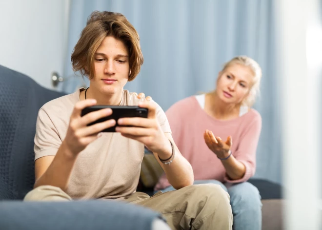 Fabings tas nebūs! Apkārtējo ignorēšanu, blenžot viedierīces ekrānā, tagad apzīmēsim ar īpašu vārdu