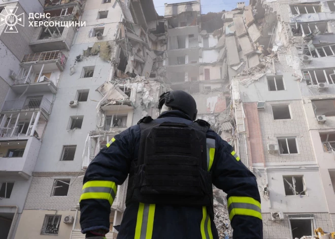 Krievi arī pamiera laikā turpina apšaudīt Hersonas apgabalu