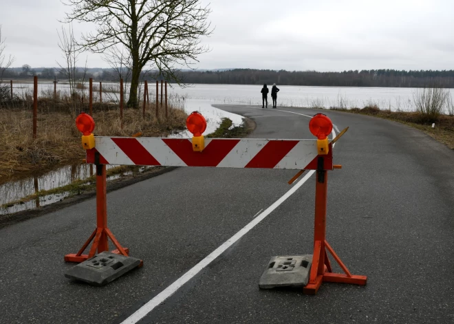 Spēcīgo lietavu dēļ daļēji applūdis ceļš uz Daugavpils šosejas pie Kaibalas