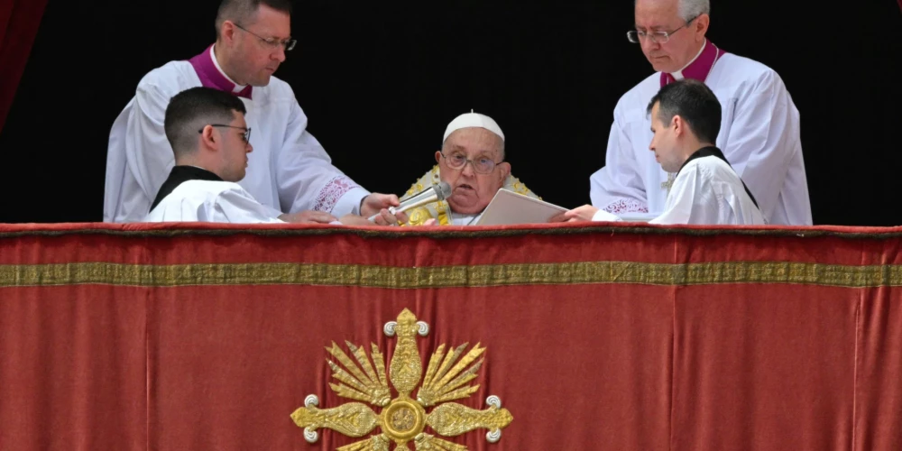 "Brāļi un māsas, priecīgas Lieldienas!" sacīja pāvests tūkstošiem cilvēku, kas bija sapulcējušies Svētā Pētera laukumā.