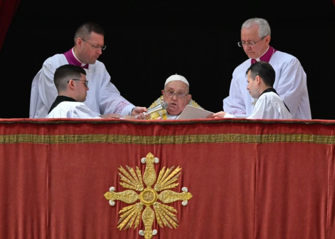 Pāvests sveic ticīgos Lieldienās no Svētā Pētera bazilikas balkona