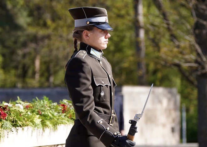 Nevis kareives, bet karavīres: valodnieki sievietēm armijā sagādā jaunu apzīmējumu