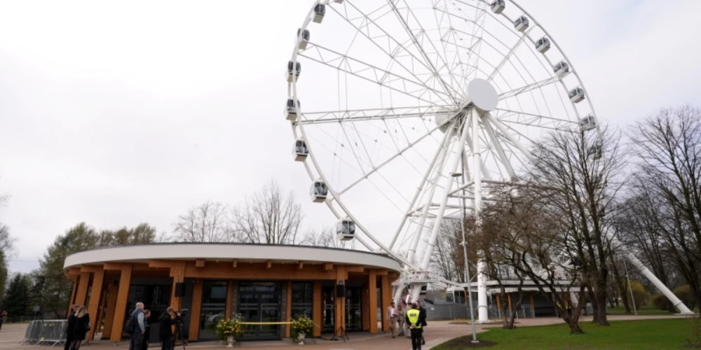 Jaunais panorāmas rats Rīgā saskaras ar pirmo tehnisko ķibeli