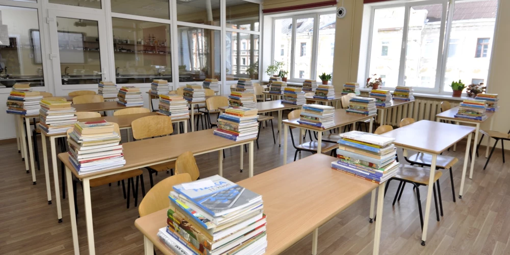 Vāc parakstus par obligātu vidējo izglītību Latvijā. 