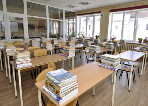 Vāc parakstus par obligātu vidējo izglītību Latvijā. 