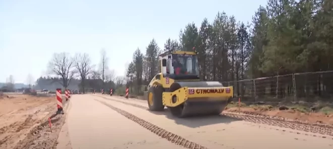 В то время, когда Латвийское телевидение посетило стройплощадку, там активных строительных работ не было: прежде чем запустить большую технику, нужно убедиться, что окружающая среда безопасна.