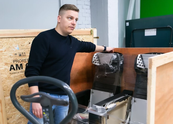 Rīgā grobiņnieki 3D krāsnī cep detaļas pasaules lielākajām lidmašīnām