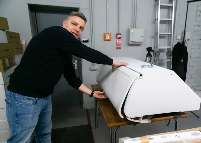 Latvieši prot cept ne tikai pankūkas, bet arī detaļas lidmašīnām. Rīgā, lielā angārā Braslas industriālajā centrā, ar lieliskiem panākumiem darbojas 3D drukas uzņēmums “AM Craft”. Pilnīgi iespējams, ka lidmašīnā esat licis elkoni uz sēdekļa roku balsta, kas tapis šajā modernajā smēdē.